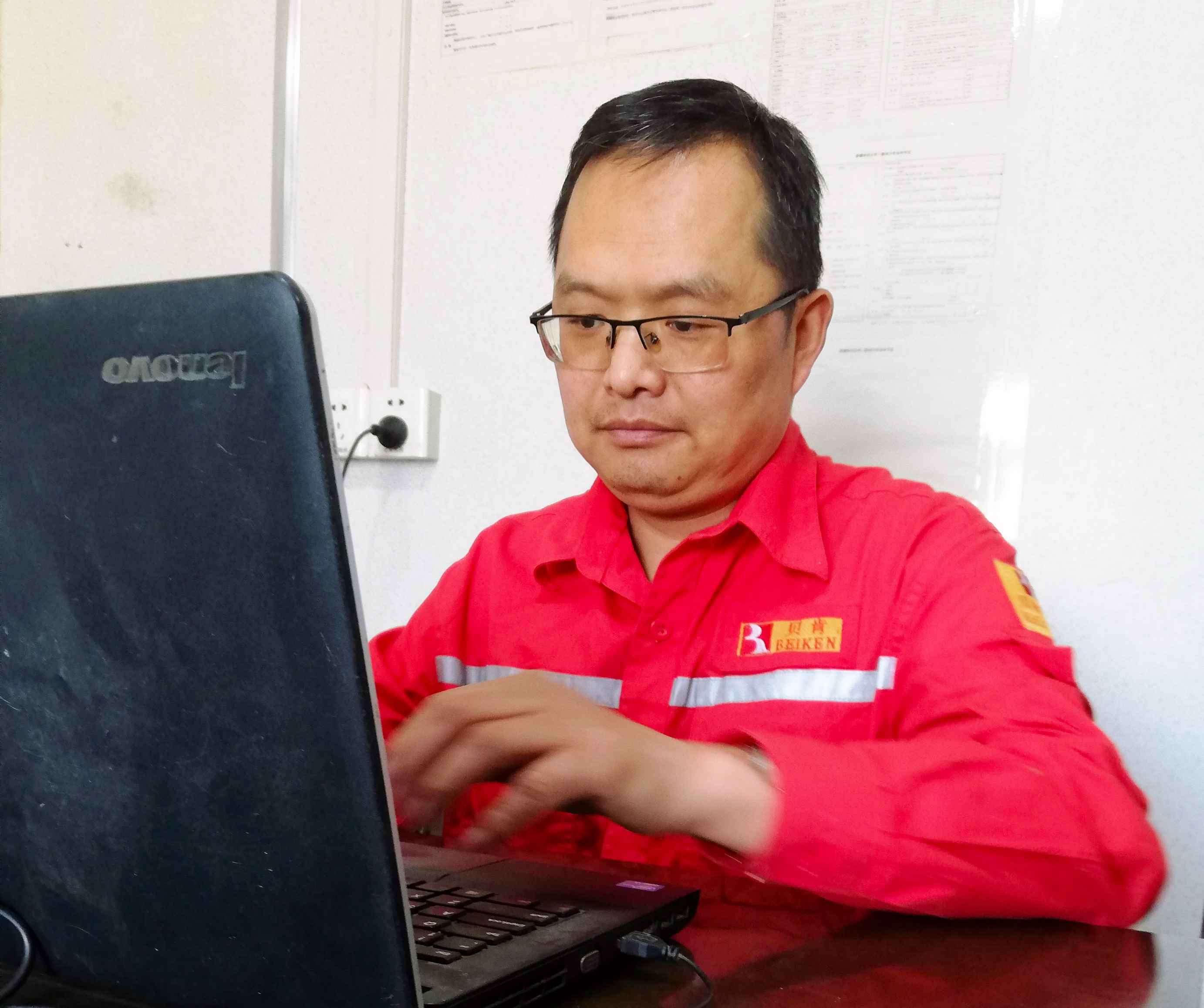 蔣戰峰:泡出來(lái)的工程技術(shù)“指導員”(圖3) 蔣戰峰:泡出來(lái)的工程技術(shù)“指導員”(圖3)