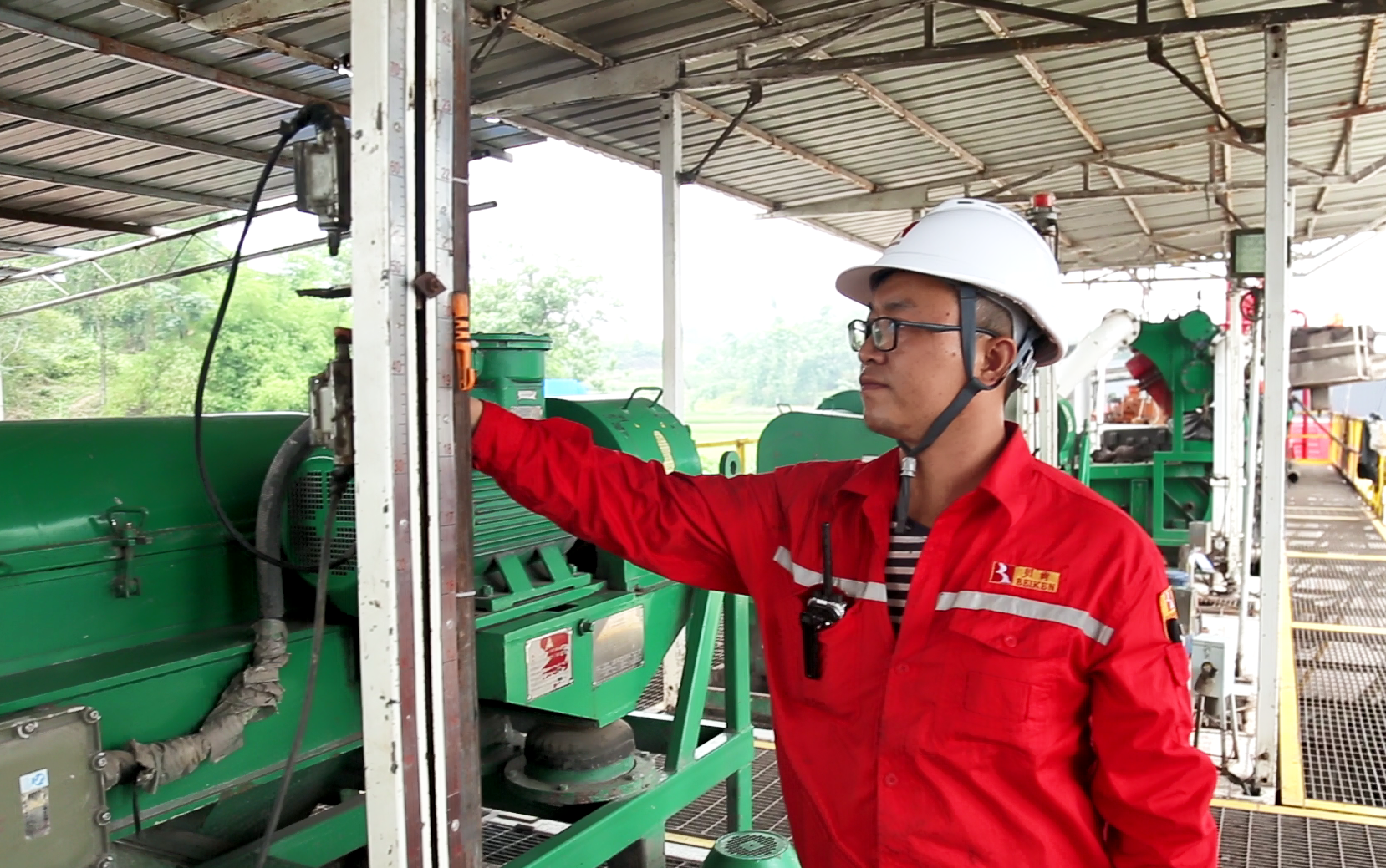 何懷軍:用責任心鉆進(jìn)青春十年(圖2) 何懷軍:用責任心鉆進(jìn)青春十年(圖2)