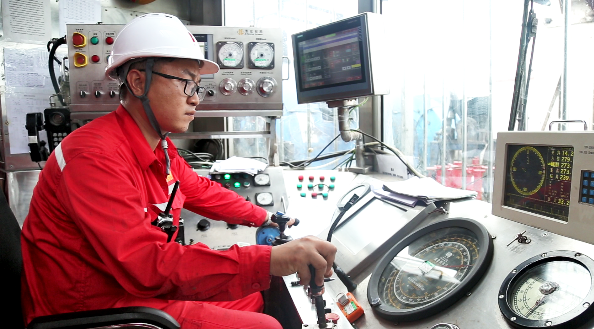 何懷軍:用責任心鉆進(jìn)青春十年(圖5) 何懷軍:用責任心鉆進(jìn)青春十年(圖5)